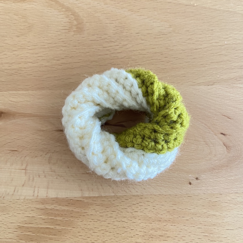 お座りクルーラー　白×グリーン