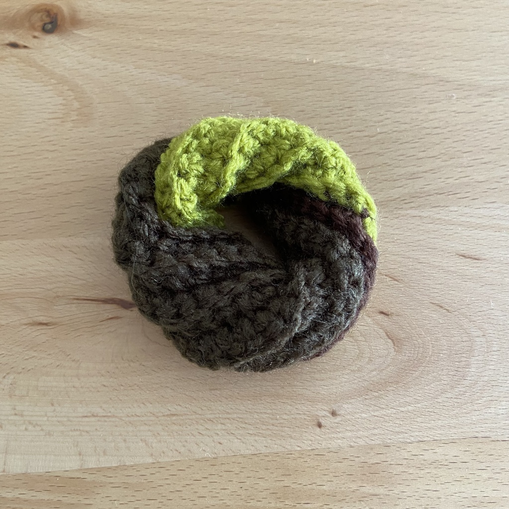 お座りクルーラー　茶色×グリーン