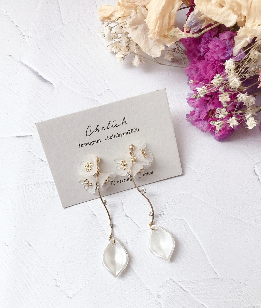 ホワイトフラワーのアクセサリー