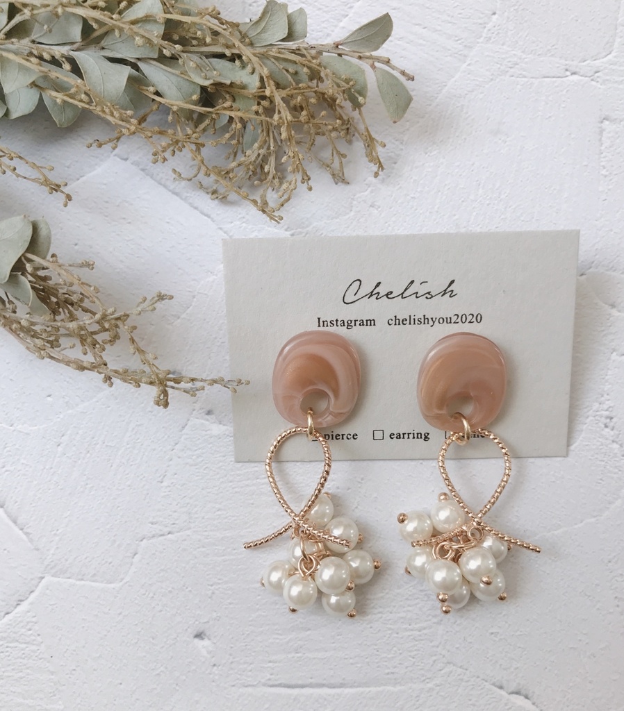 ピンクオレンジとパールのピアス