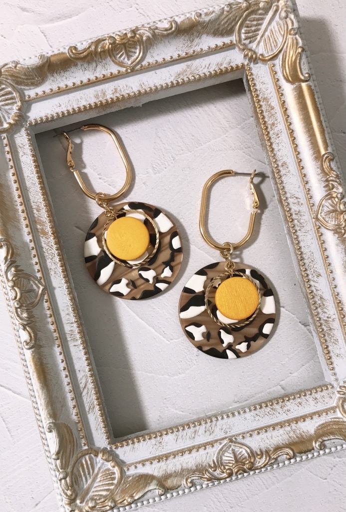 七虎イメージピアス(イエローウッドビーズとレオパード)