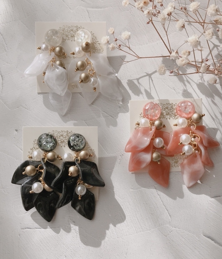 パールと花びらのレジンアクセサリー