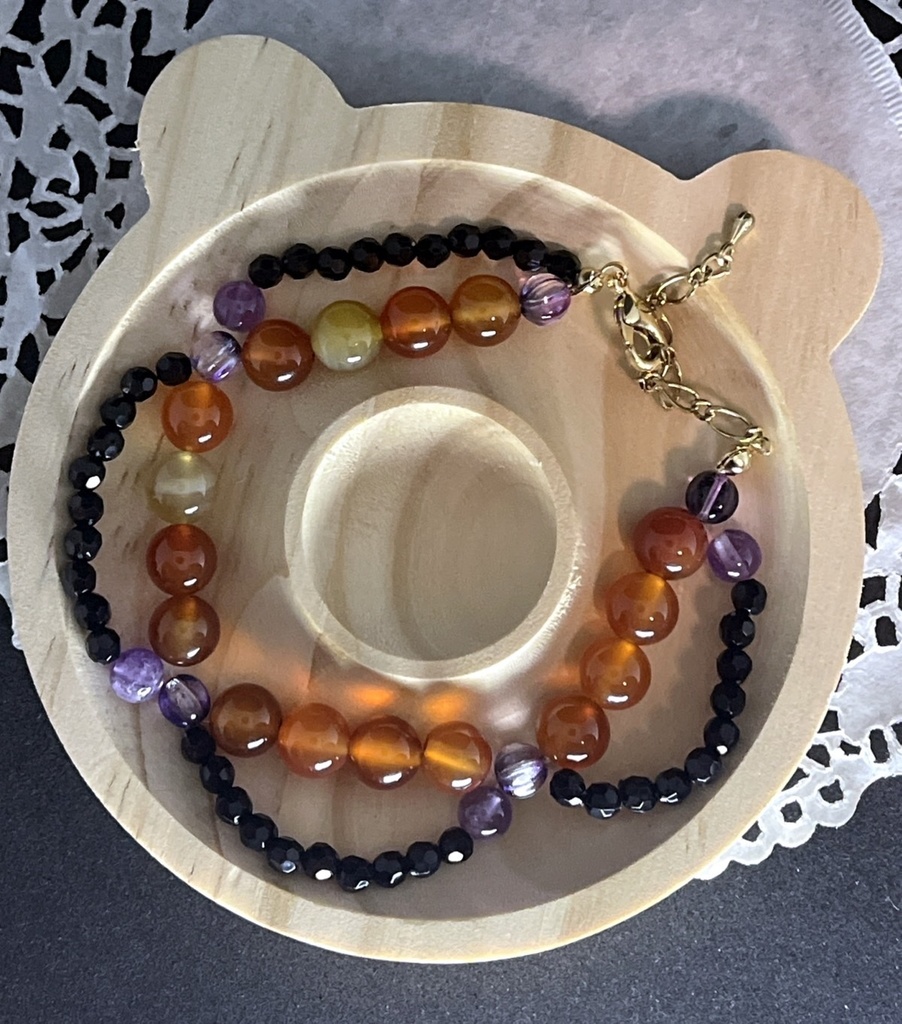 《玉鬘 茶》──天然石の力を宿す、心に寄り添うお守りブレスレット。