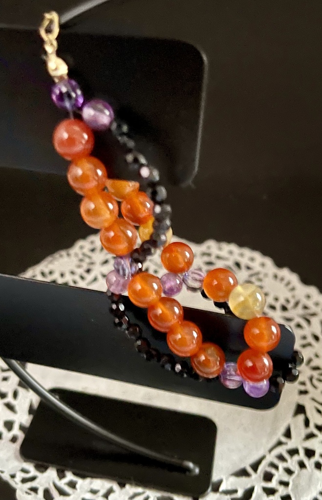 《玉鬘 茶》──天然石の力を宿す、心に寄り添うお守りブレスレット。