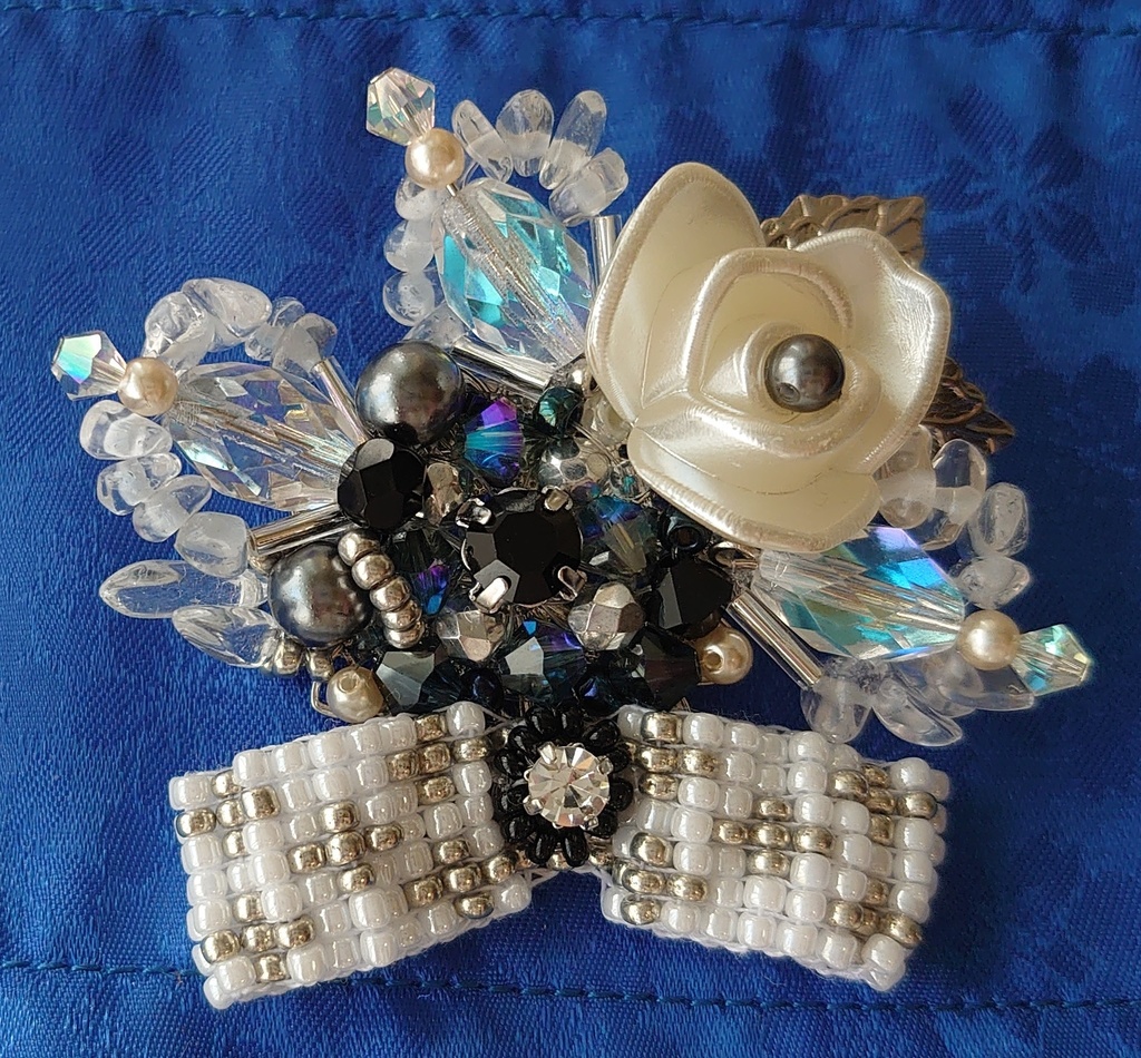 原石の乙女Ａ（石長姫子イメージブローチ）