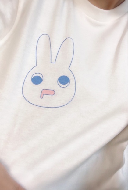 じるじるうさぎTシャツ白(左胸にお邪魔します)