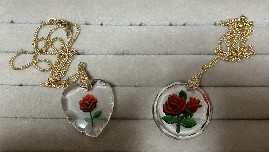 薔薇インタリオのペンダント
