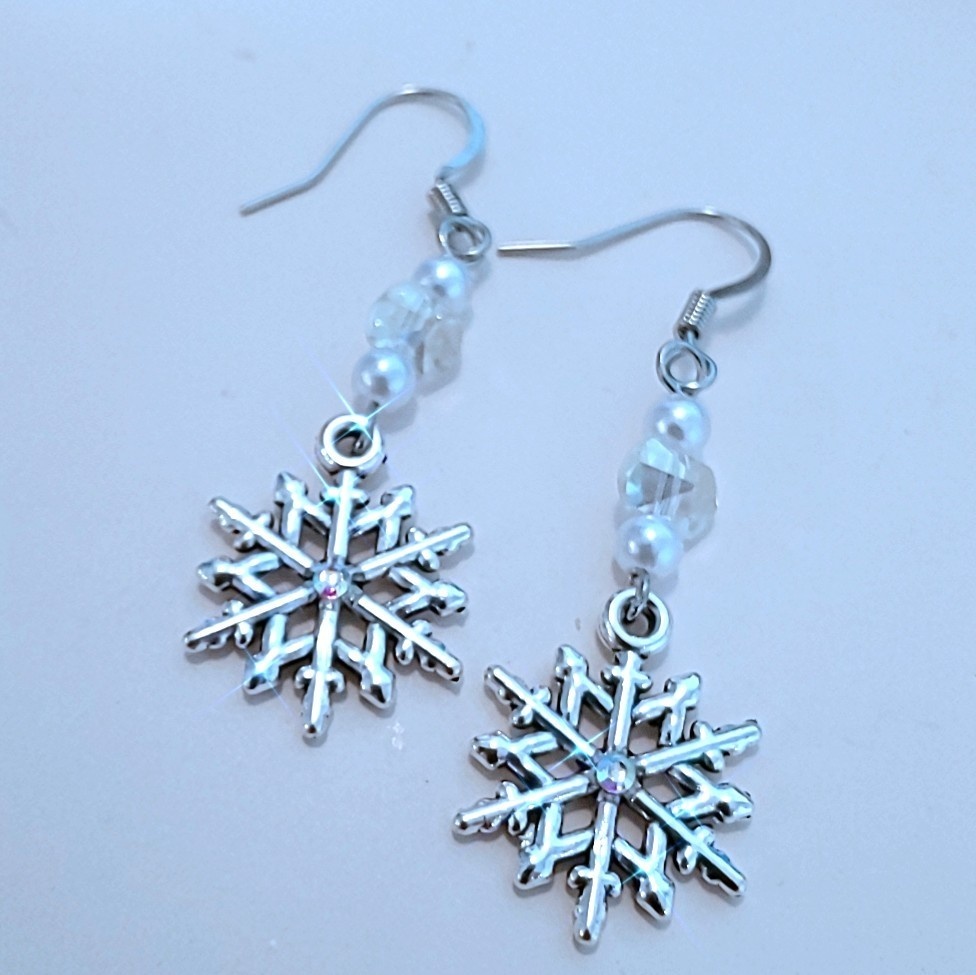 【えりす】小さな冬のピアス/雪の結晶イヤリング
