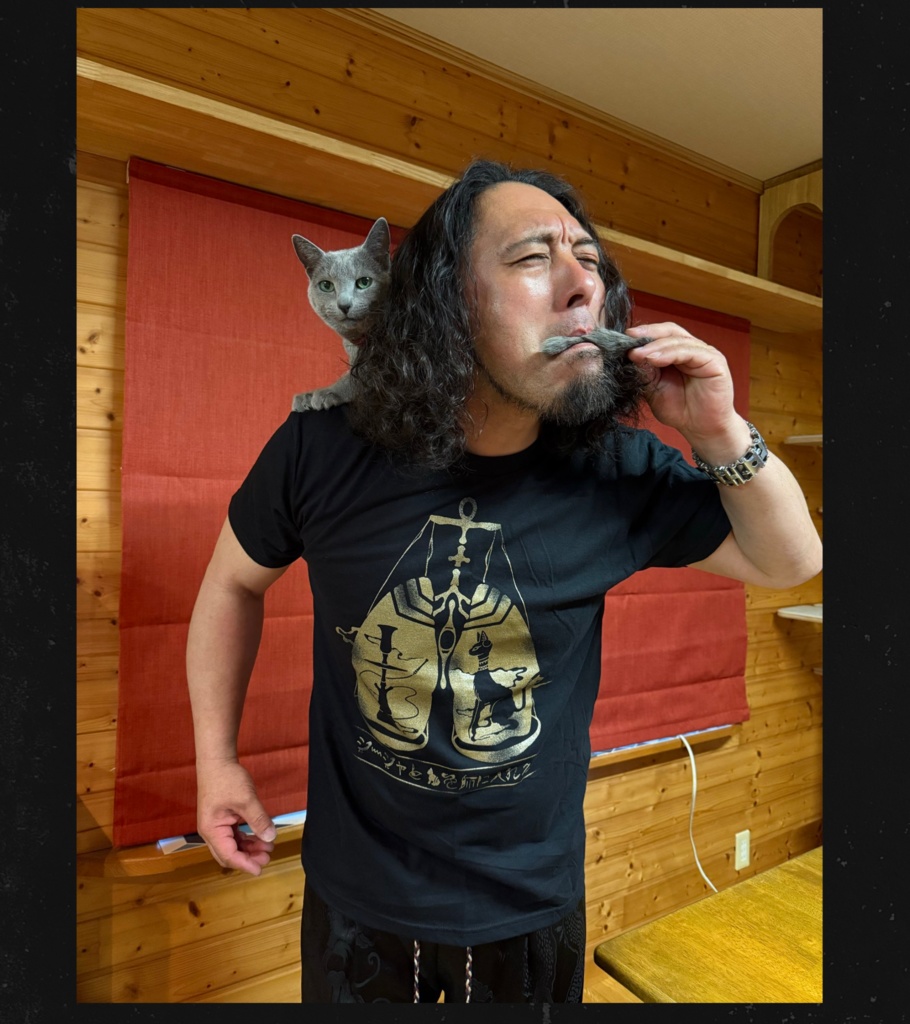 シーシャとネコを肺に入れろ　Tシャツ