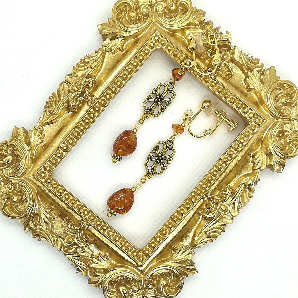 送料込=アンバー(天然琥珀)☆イヤリング(ピアスに変更可)