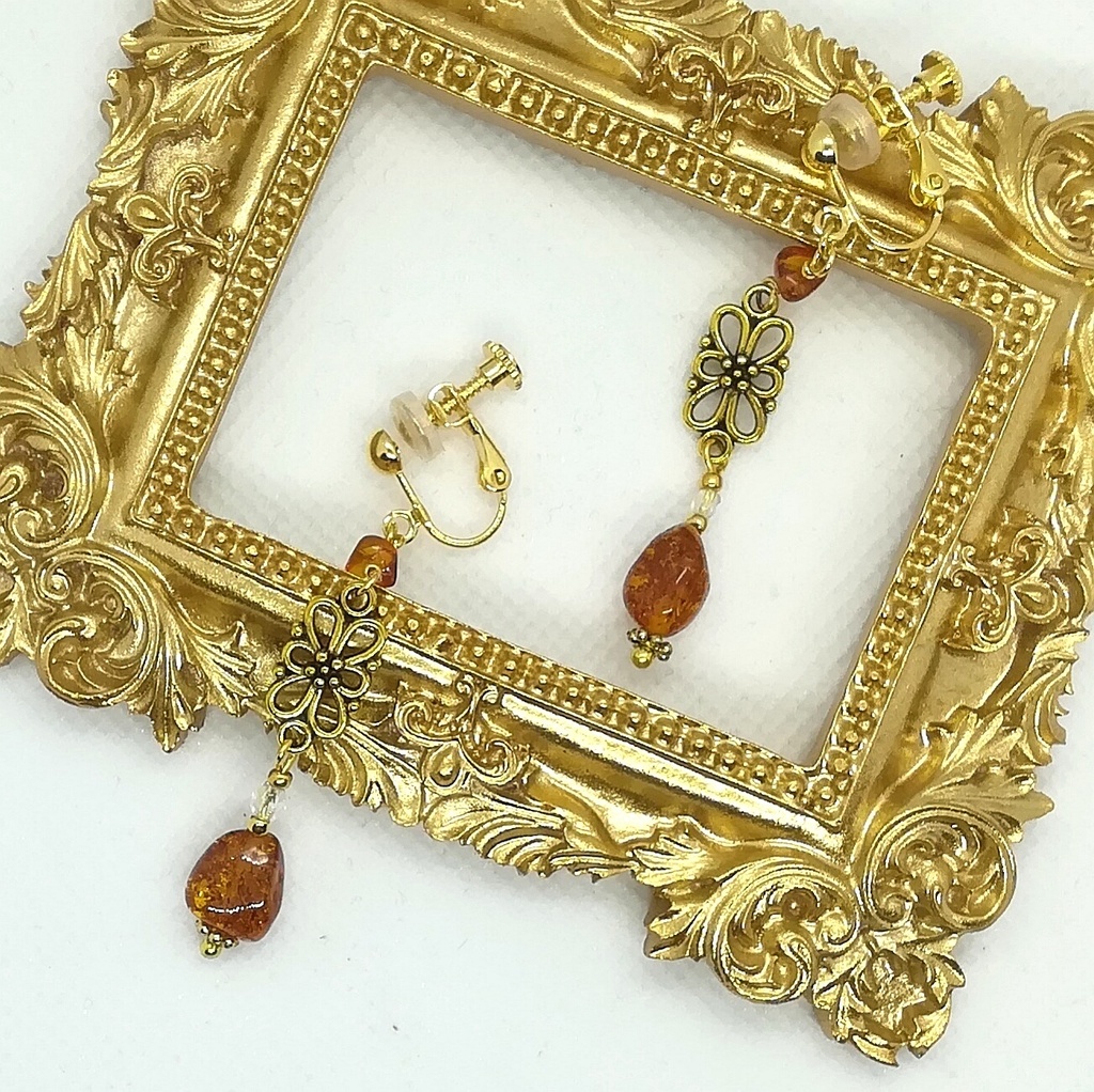 送料込=アンバー(天然琥珀)☆イヤリング(ピアスに変更可)