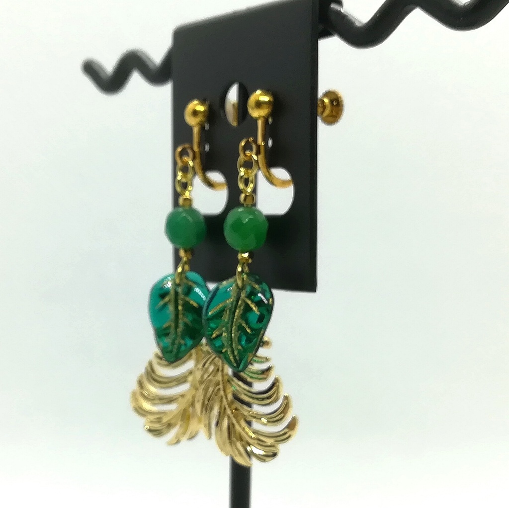 送料込=緑の天然石☆イヤリング(ピアスに変更可)