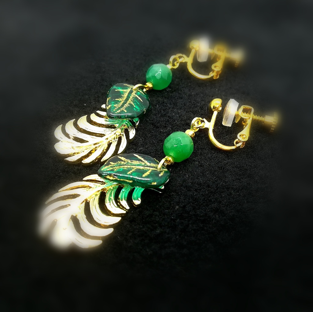 送料込=緑の天然石☆イヤリング(ピアスに変更可)