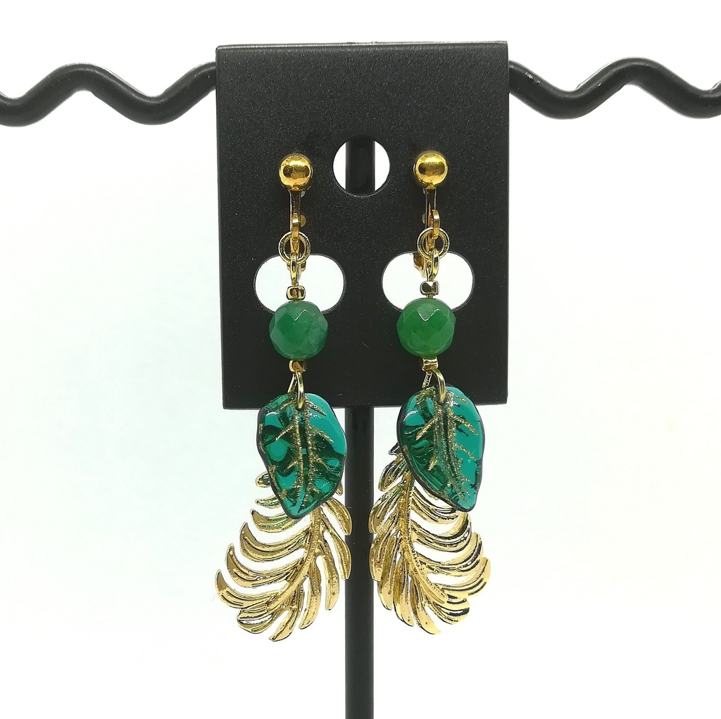 送料込=緑の天然石☆イヤリング(ピアスに変更可)