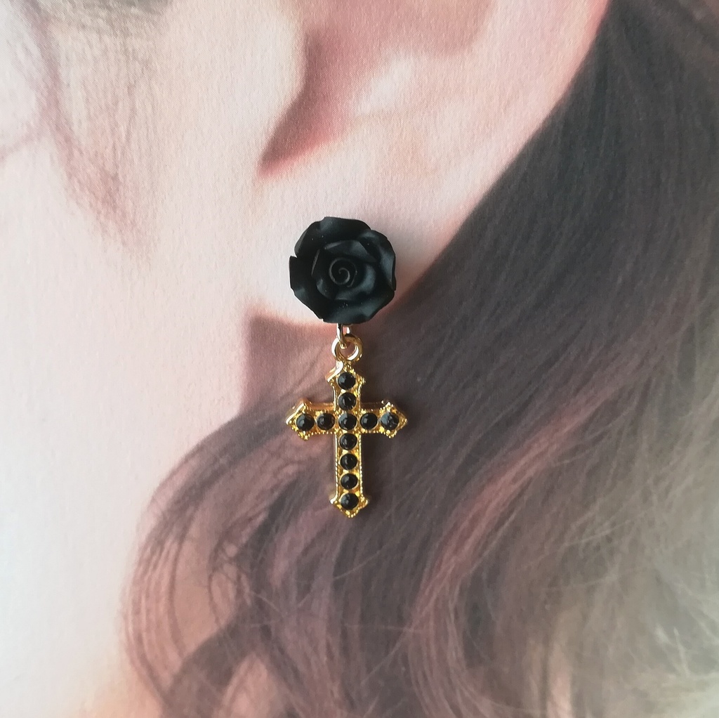 送料込=黒薔薇&クロス☆ピアス