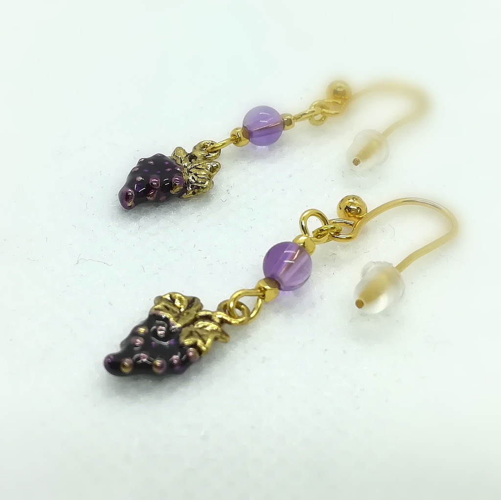 送料込=アメジスト&葡萄チャーム☆ピアス(イヤリングに変更可)