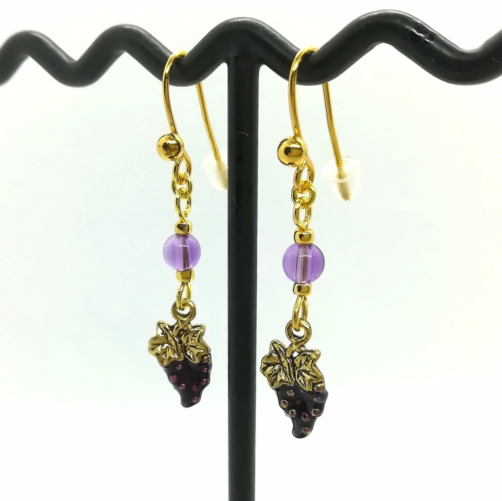 送料込=アメジスト&葡萄チャーム☆ピアス(イヤリングに変更可)