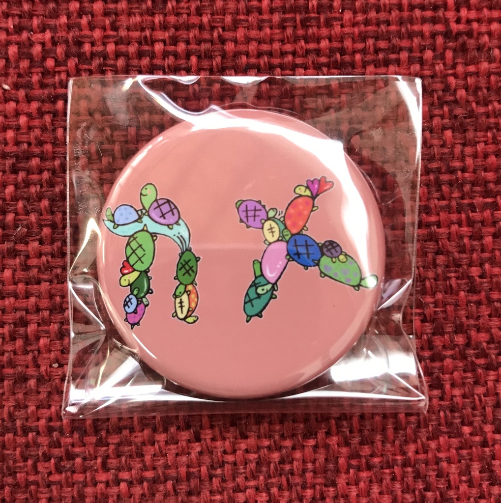 カメ 缶バッジ (32mm) ピンク