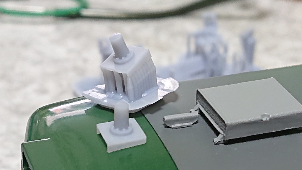 115系用 台座付列車無線アンテナ 1/80 K002