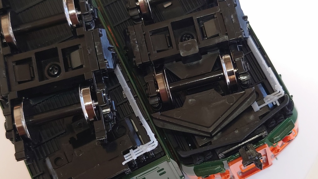 1/80 115系1000番台用車端配管パーツ