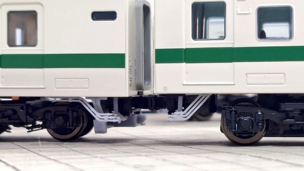 1/80 185系車端配管パーツ・トイレタンク