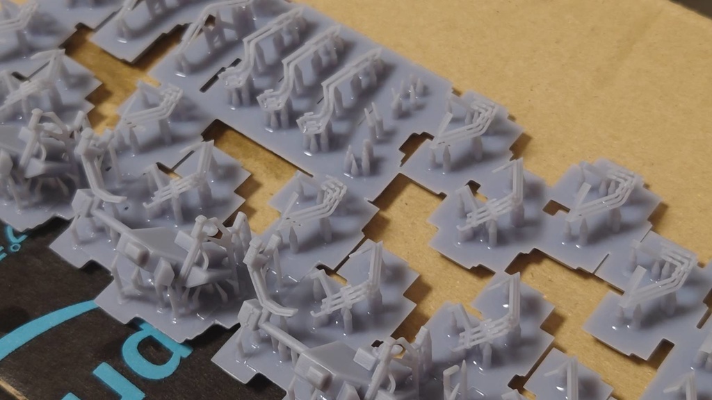 1/80 185系車端配管パーツ・トイレタンク