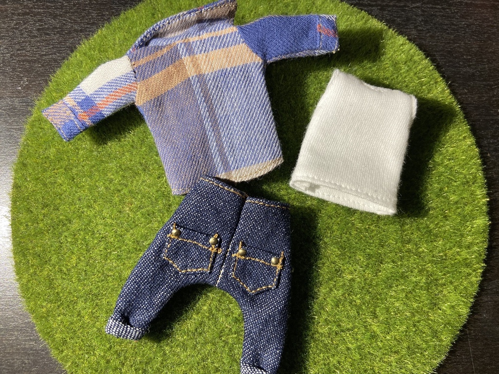 ピンクのavocadog Tシャツとシャツとデニム