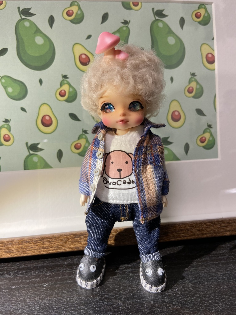 ピンクのavocadog Tシャツとシャツとデニム