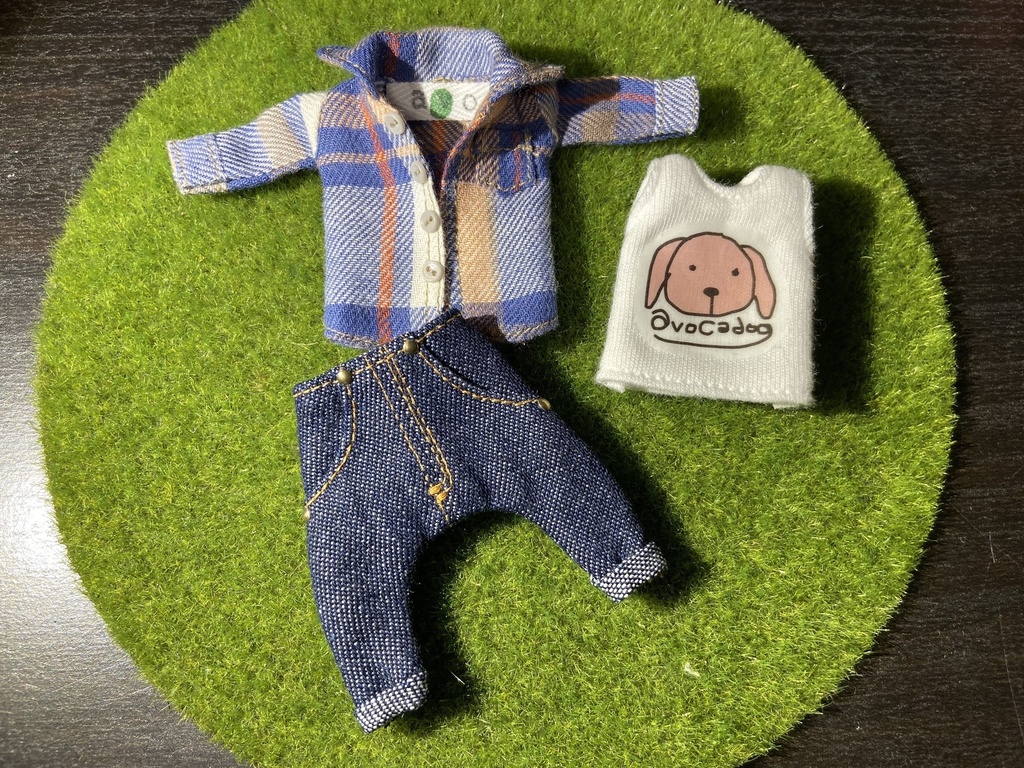 ピンクのavocadog Tシャツとシャツとデニム