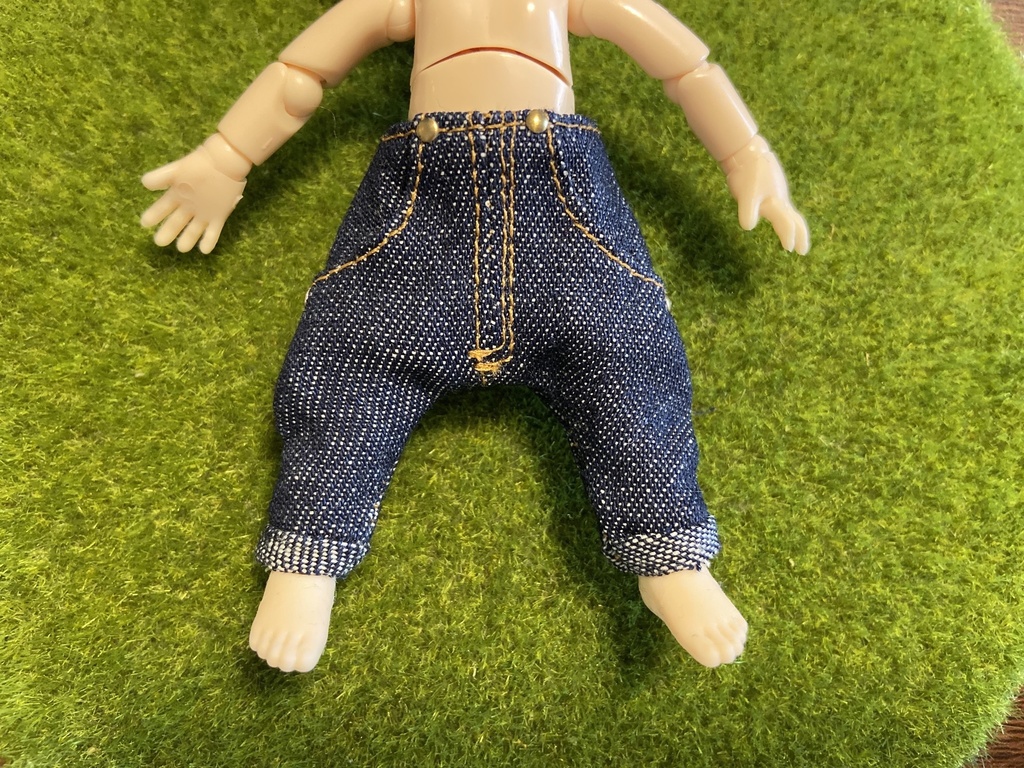 ブルーデニムパンツ