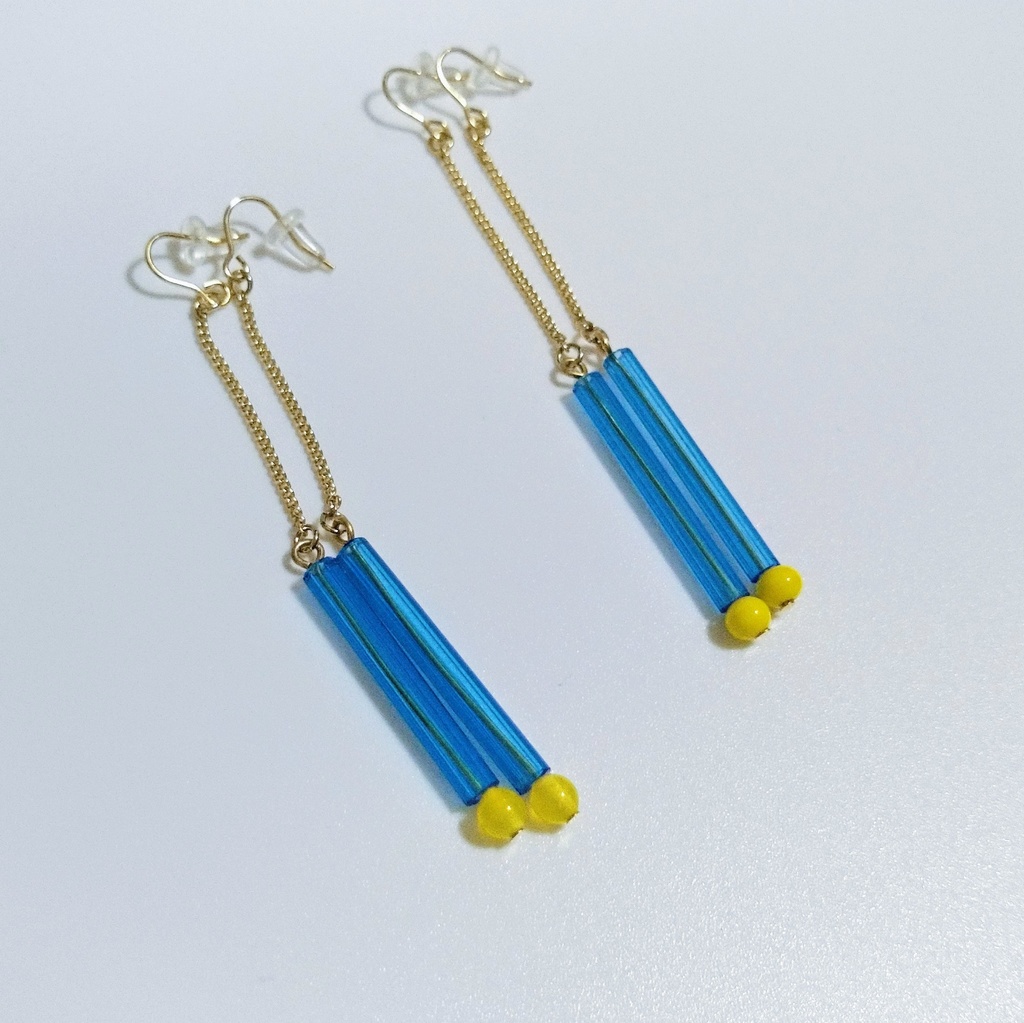 青い竹ビーズのピアス