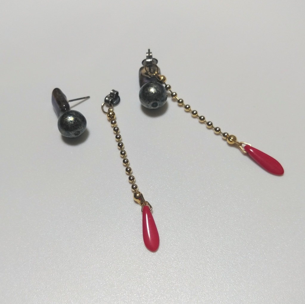 紫と赤のピアス