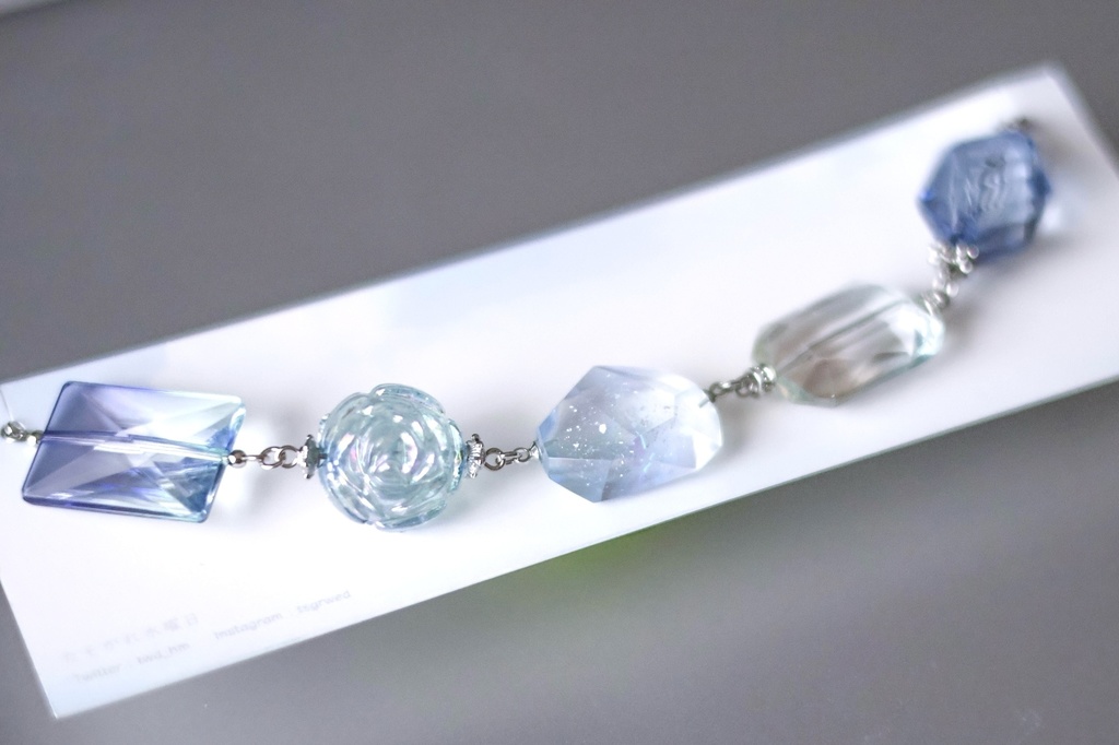 そらいろジュエルと手染めビーズのブレスレット