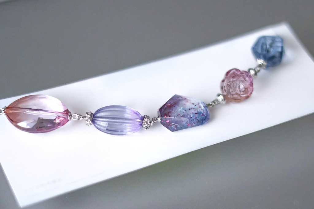 そらいろジュエルと手染めビーズのブレスレット