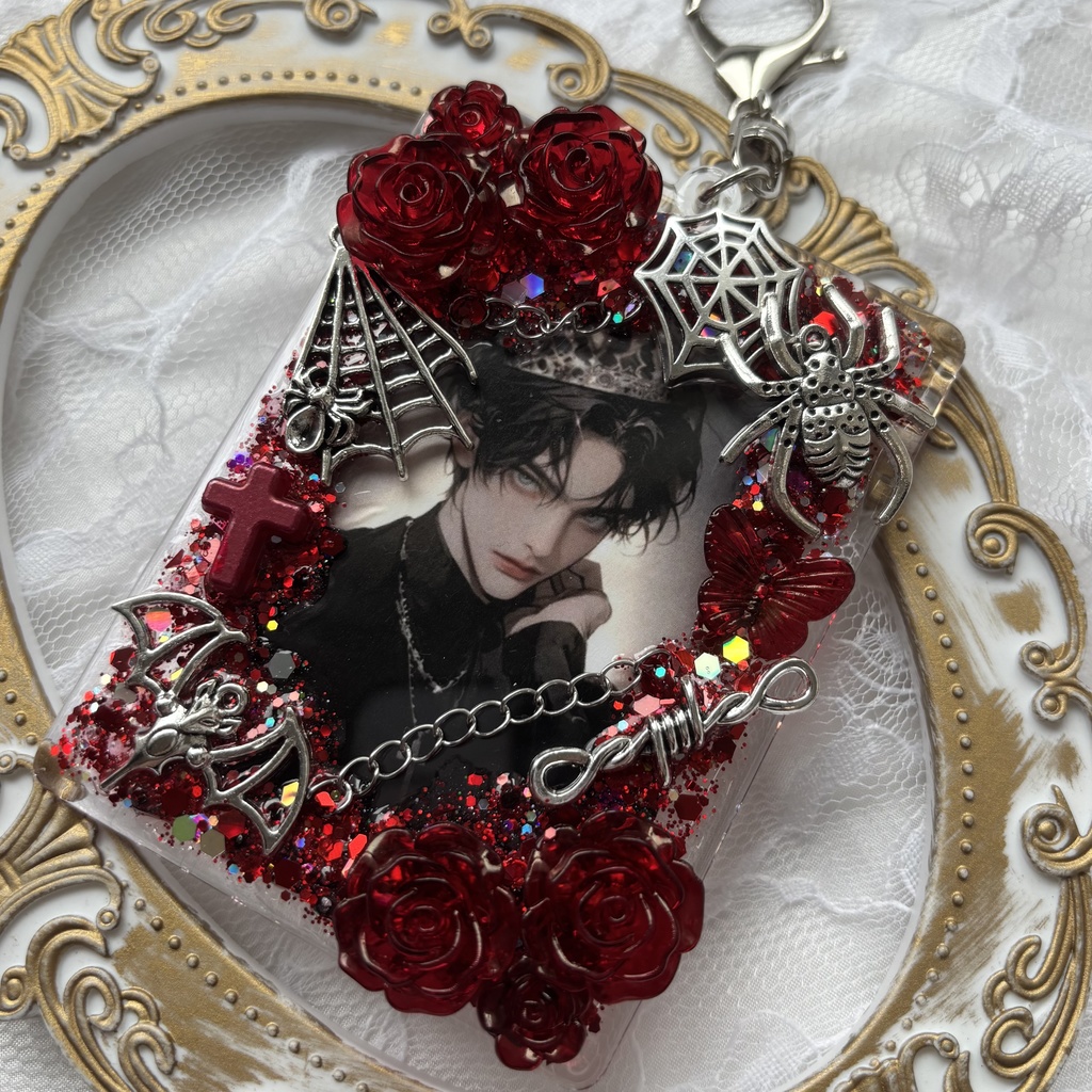 硬質トレカケース トレカケースデコ キーホルダー 赤 ゴシック