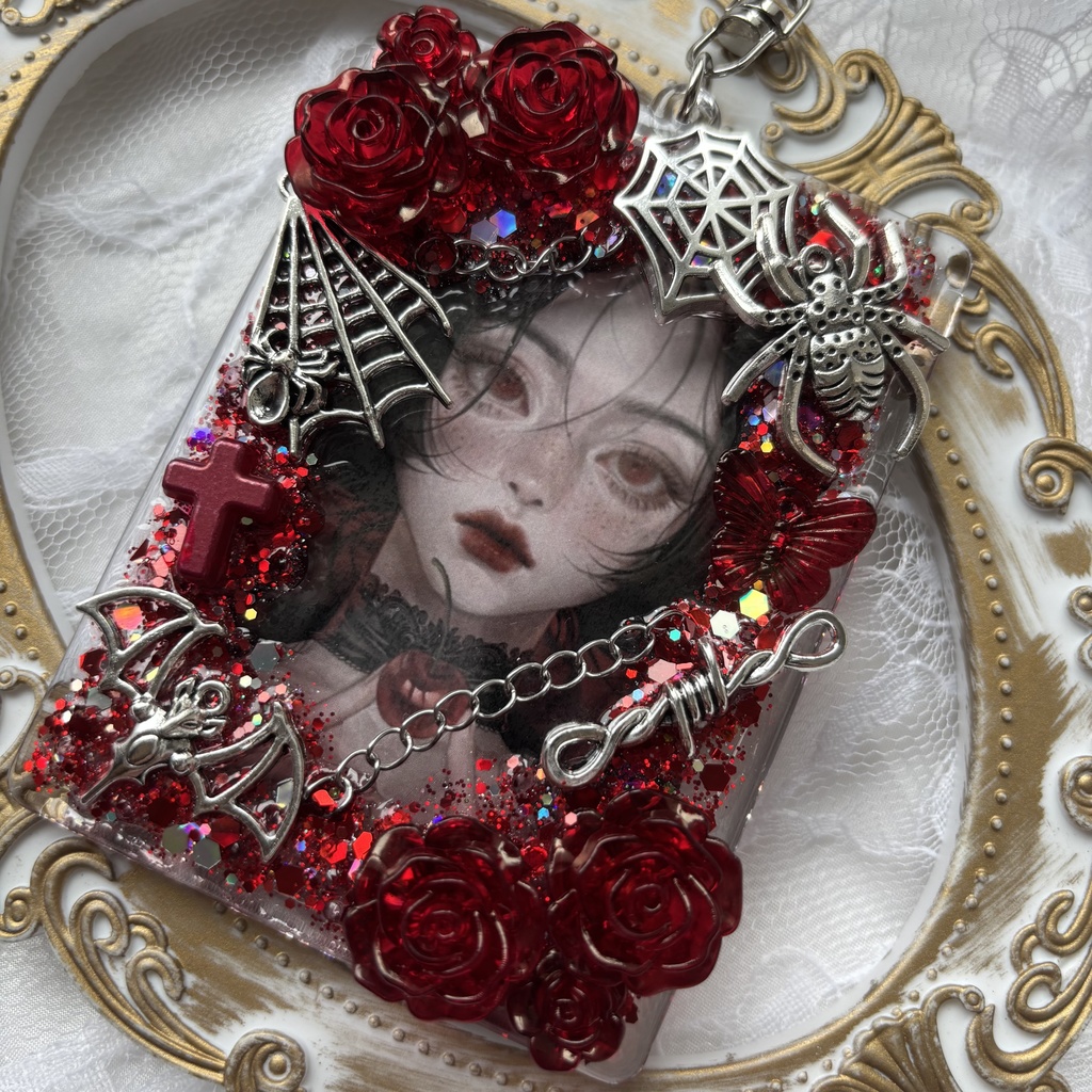 硬質トレカケース トレカケースデコ キーホルダー 赤 ゴシック