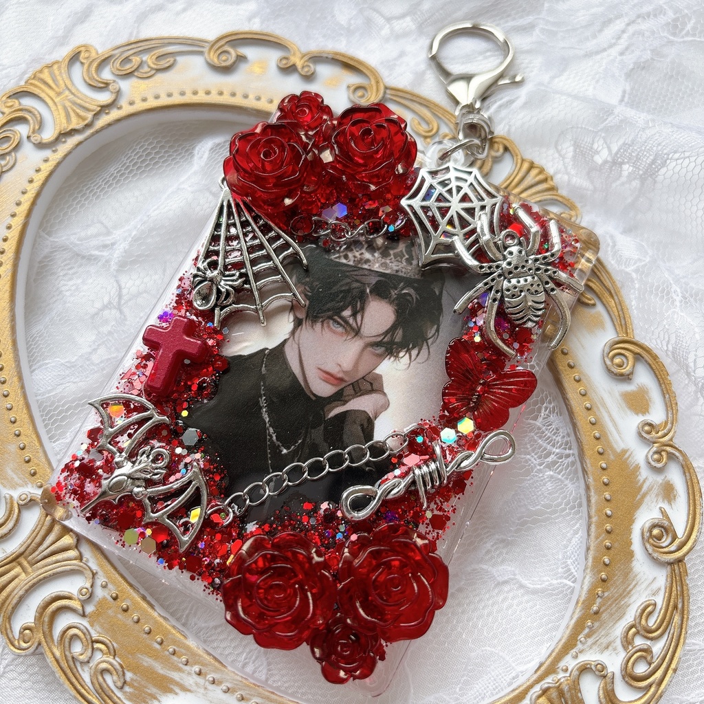 硬質トレカケース トレカケースデコ キーホルダー 赤 ゴシック