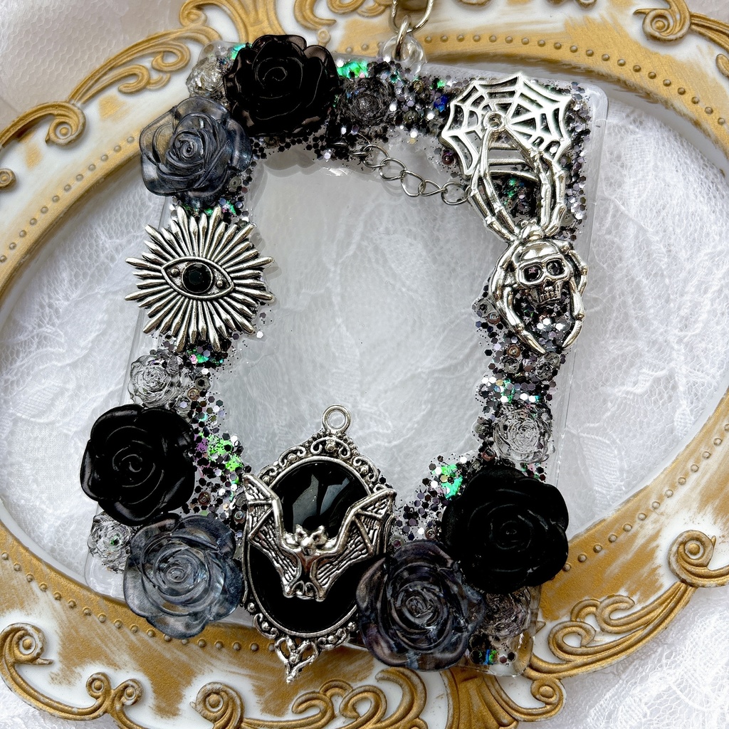 送料込み♡ 硬質トレカケース トレカケースデコ 透明感 キラキラ キーホルダー 黒 ゴシック