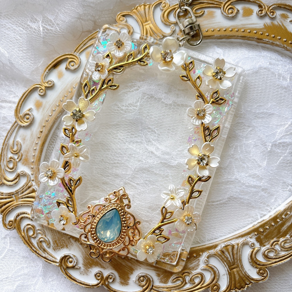 送料込み♡ 硬質トレカケース トレカケースデコ キラキラ キーホルダー ゴシック  透明感