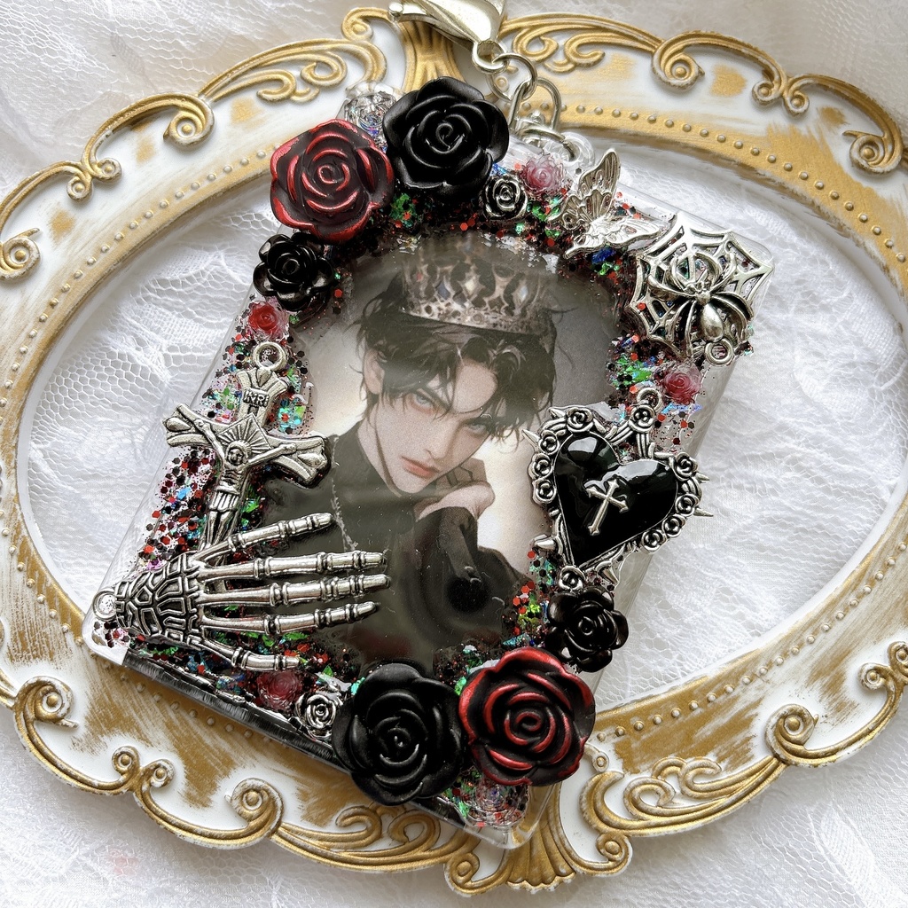 送料込み♡ 硬質トレカケース トレカケースデコ キラキラ キーホルダー ゴシック 透明感