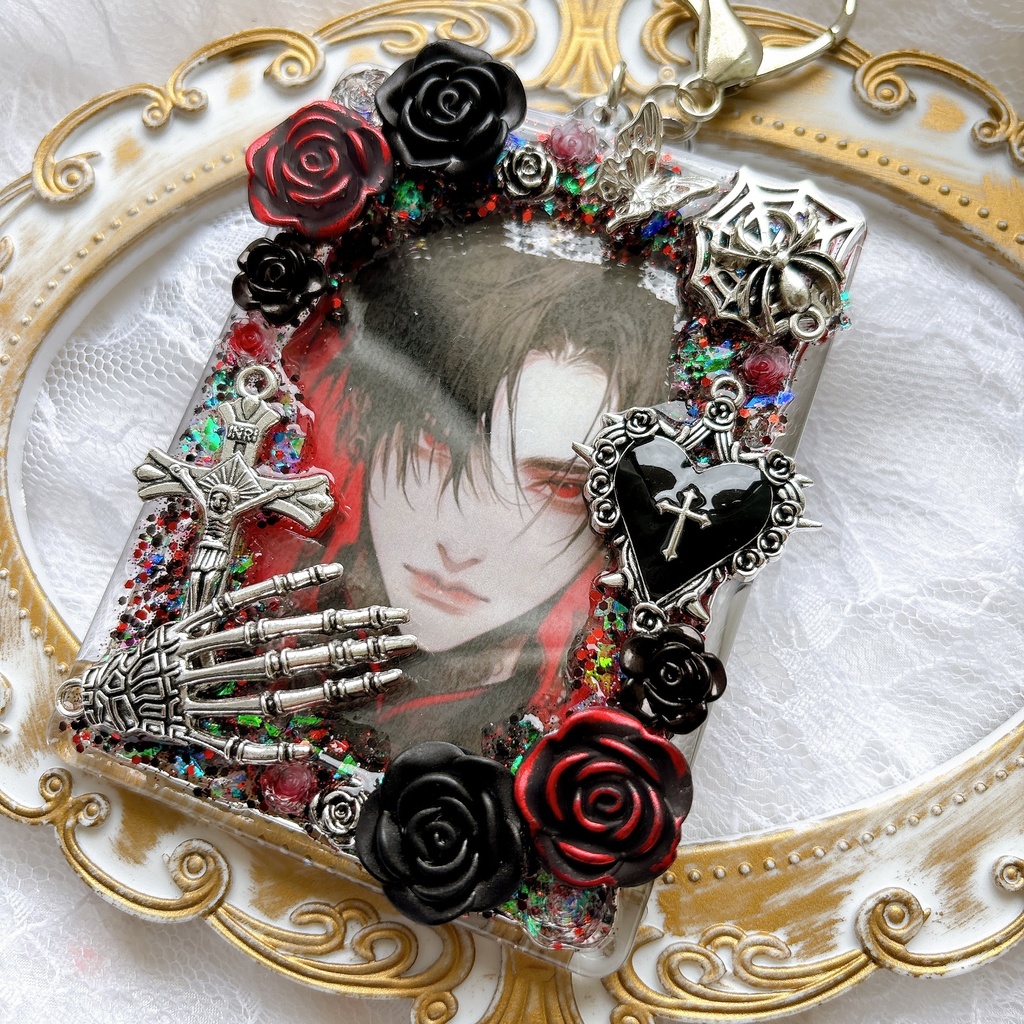 送料込み♡ 硬質トレカケース トレカケースデコ キラキラ キーホルダー ゴシック 透明感