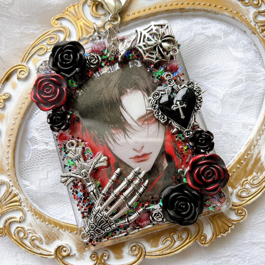 送料込み♡ 硬質トレカケース トレカケースデコ キラキラ キーホルダー ゴシック 透明感