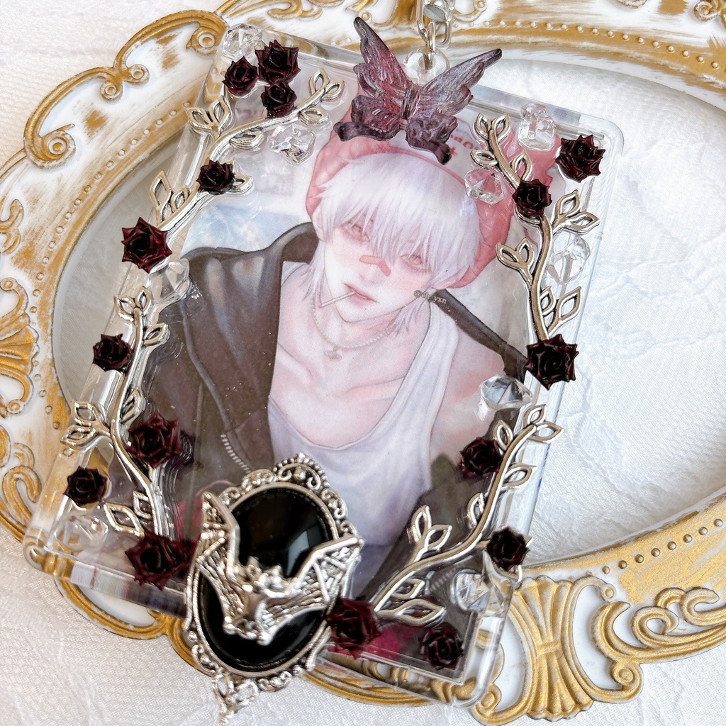 送料込み♡ 硬質トレカケース トレカケースデコ キラキラ キーホルダー ゴシック 透明感 黒 ハロウィン