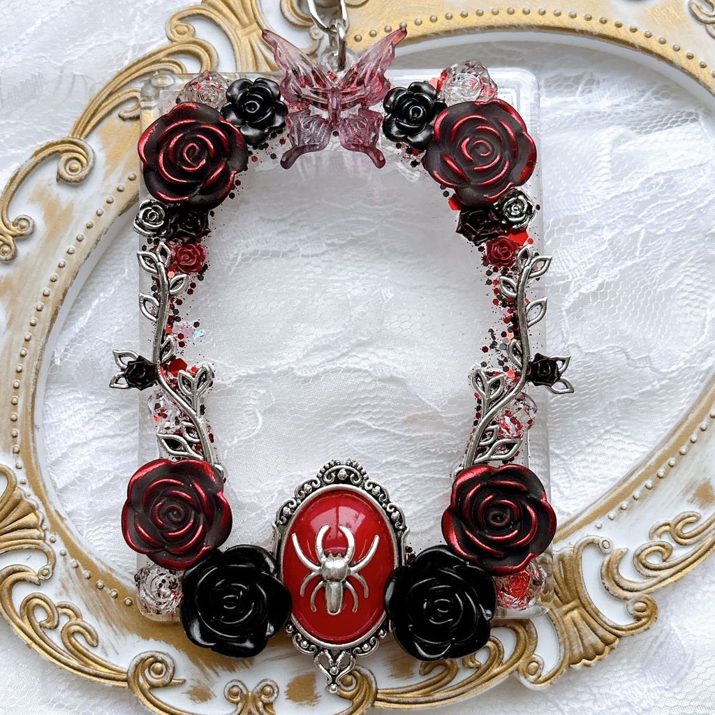 送料込み 薔薇 ゴシック トレカケースデコ 蝶 推し活