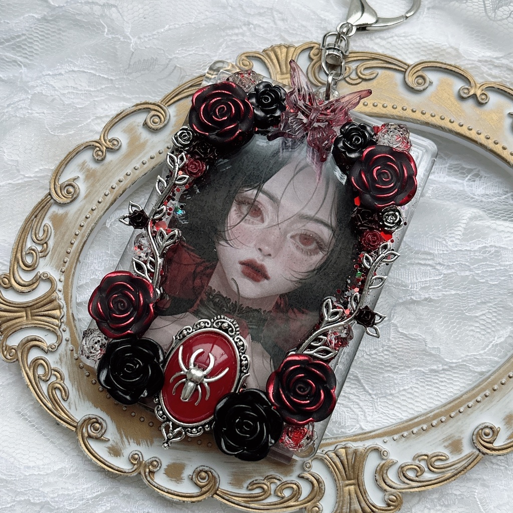 送料込み 薔薇 ゴシック トレカケースデコ 蝶 推し活