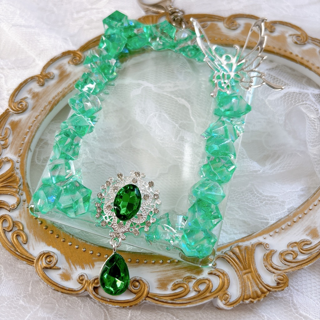 送料込み♡ トレカケース 硬質トレカケースデコ キーホルダー 緑 キラキラ ゴシック グリーン