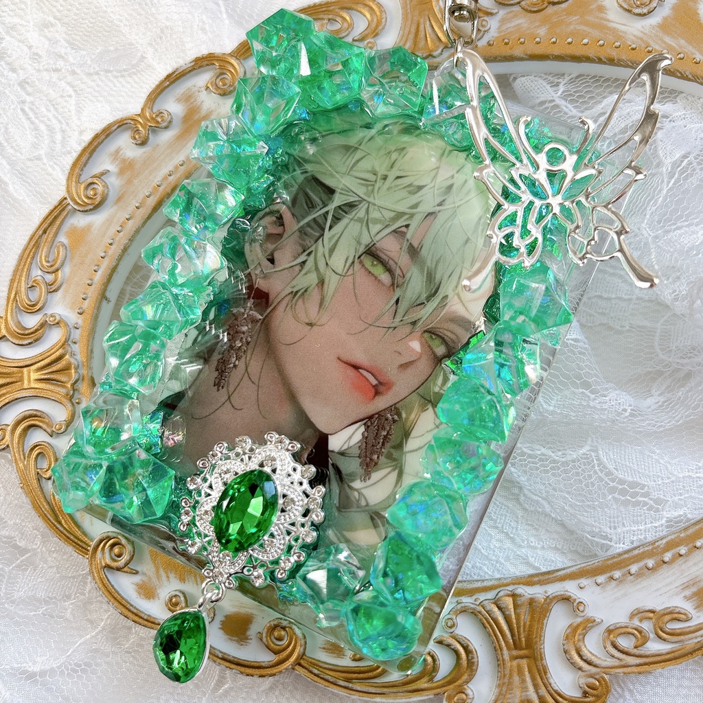 送料込み♡ トレカケース 硬質トレカケースデコ キーホルダー 緑 キラキラ ゴシック グリーン