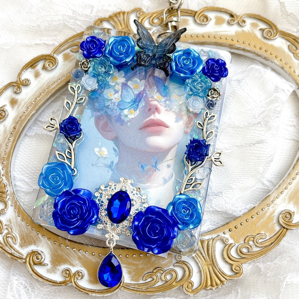 送料込み トレカケースデコ 硬質ケース 青 ゴシック キーホルダー