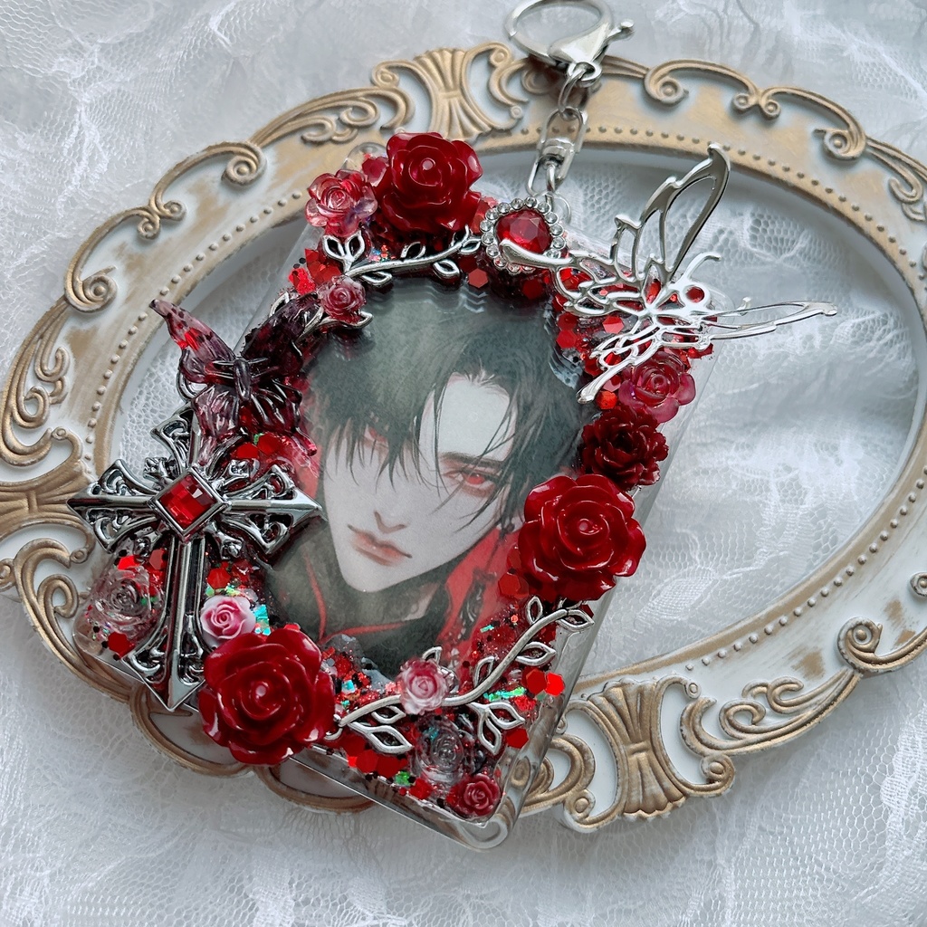 硬質ケース トレカケースデコ ゴシック 赤 十字架 薔薇 キラキラ