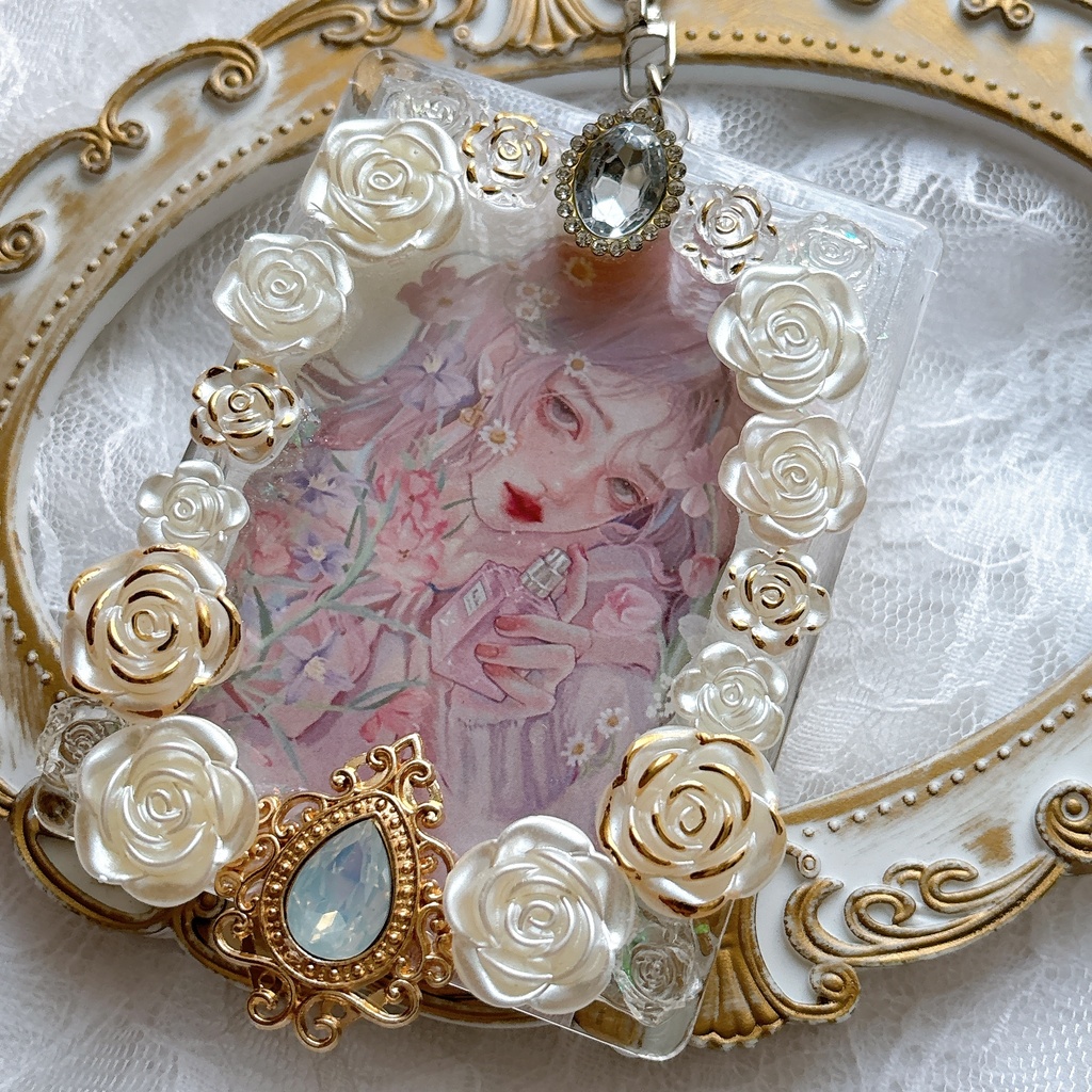 送料込み  トレカケースデコ 硬質トレカケース 透明感 白 キラキラ キーホルダー